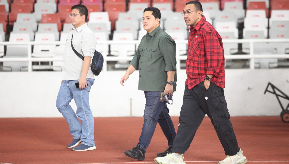 Ketum PSSI, Erick Thohir saat menyaksikan official training Timnas Indonesia jelang laga Pra Piala Dunia melawan Brunei Darussalam di Stadion GBK, Rabu (11/10/23).
