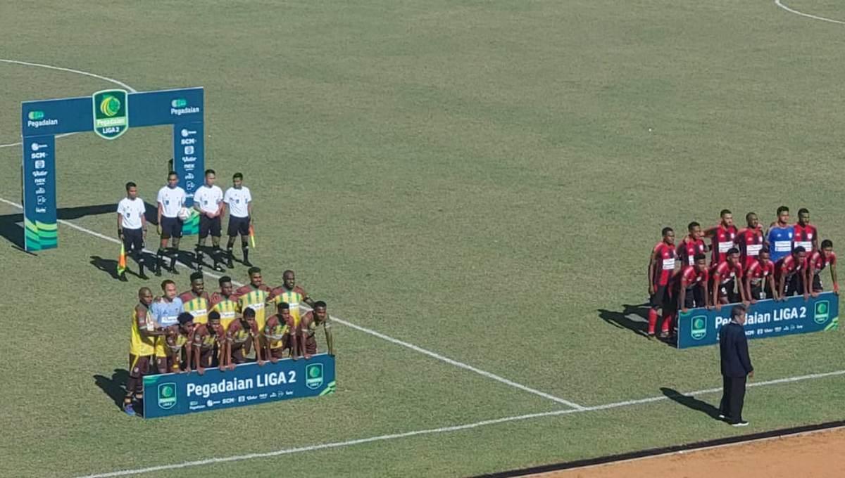 Skuad Persewar Waropen dan Persipura Jayapura sebelum memulai duel di Stadion Mandala dalam lanjutan Liga 2, Kamis (12/10/23).