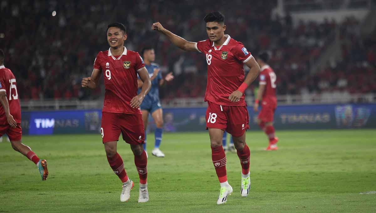Pemain timnas Indonesia (senior) Dimas Drajad (kiri) dan Ramadhan Sananta (kana) lakukan selebrasi usai cetak gol ke gawang Brunei Darussalam di Kualifikasi Piala Dunia 2026.