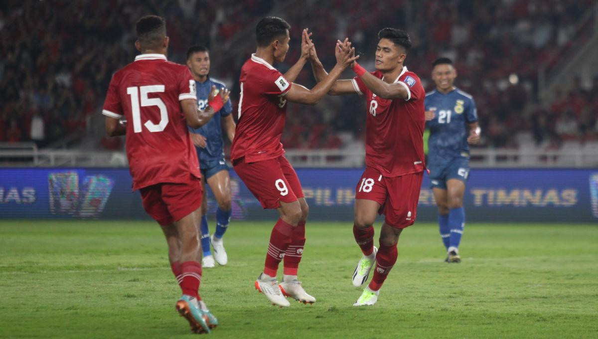 Selebrasi striker Timnas Indonesia, Ramadhan Sananta dan Dimas Drajad usai cetak gol ke gawang Brunei Darussalam dalam laga Pra Piala Dunia di Stadion GBK, Kamis (12/10/23). - INDOSPORT