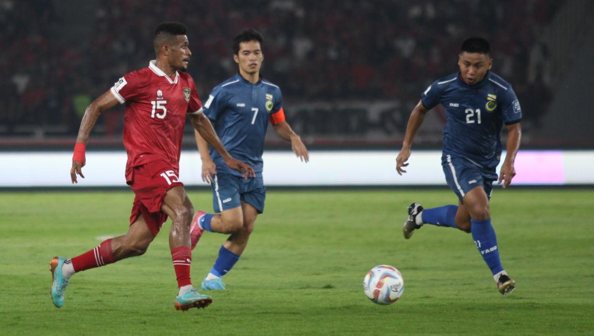 Aksi pemain Timnas Indonesia, Ricky Kambuaya saat melewati dalam laga Pra Piala Dunia di Stadion GBK, Kamis (12/10/23).