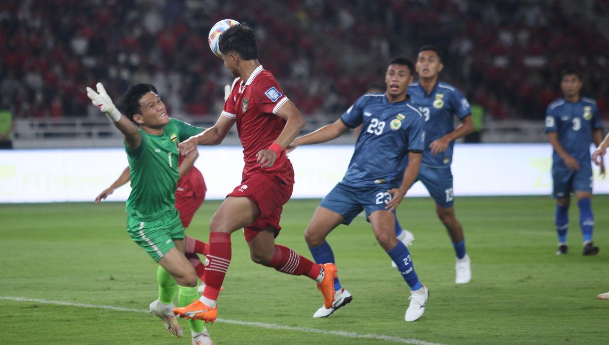 Striker Timnas Indonesia, Hokky Caraka saat mencoba melewati kiper Brunei Darussalam dalam laga Pra Piala Dunia di Stadion GBK, Kamis (12/10/23).