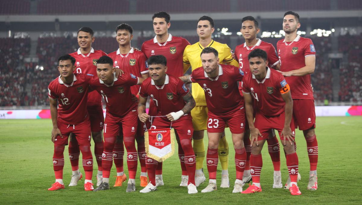 Hokky Caraka (atas, dua dari kiri) saat debut di Timnas Indonesia dalam laga Pra Piala Dunia melawan Brunei Darussalam di Stadion GBK, Kamis (12/10/23). - INDOSPORT