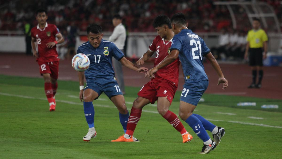 Pemain Timnas Indonesia, Hokky Caraka dijaga ketat dua pemain Brunei Darussalam dalam laga Pra Piala Dunia di Stadion GBK, Kamis (12/10/23).