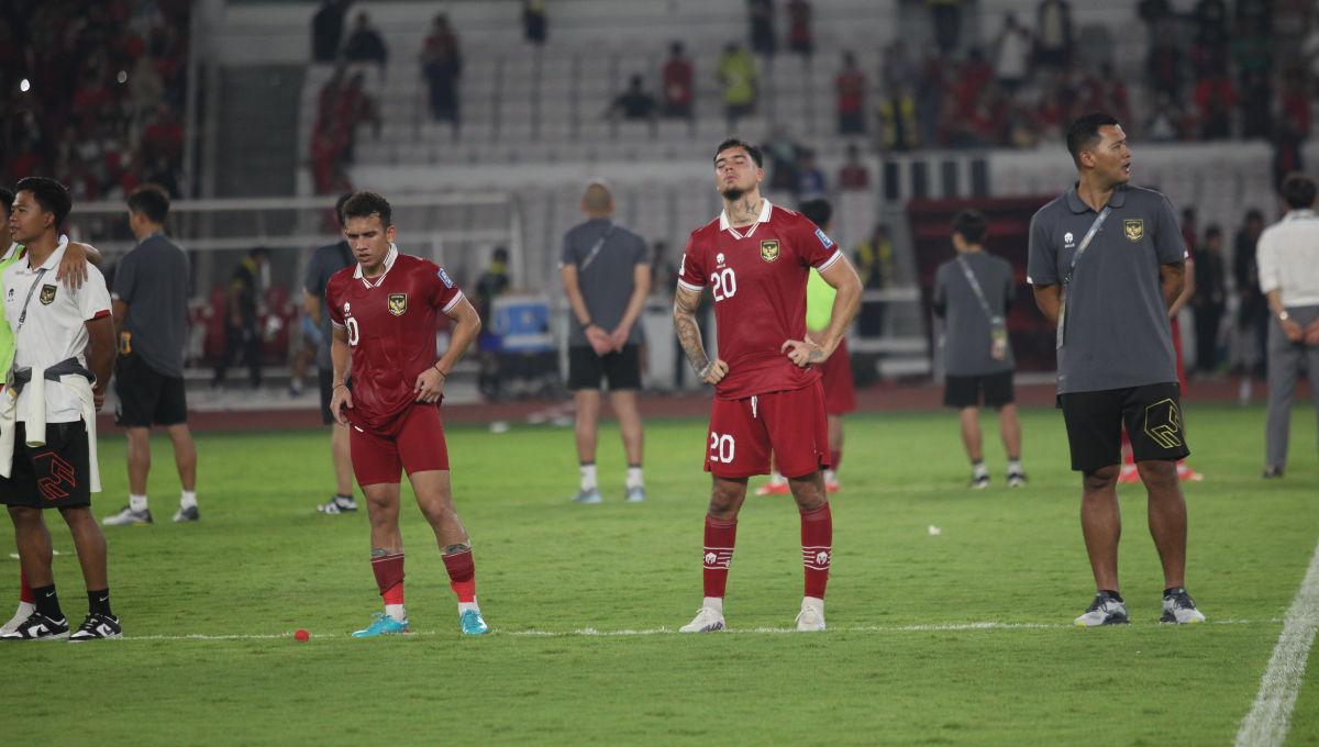 Pemain Timnas Indonesia, Shayne Pattynama saat menyanyikan lagu Tanah Air usai laga Pra Piala Dunia melawan Brunei Darussalam di Stadion GBK, Kamis (12/10/23).