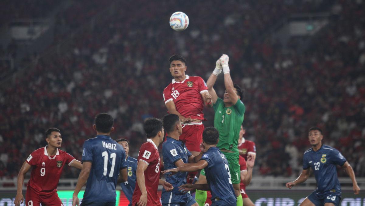 Bek Timnas Indonesia, Fakhrudin Ariyanto saat duel udara dengan kiper Brunei Darussalam dalam laga Pra Piala Dunia di Stadion GBK, Kamis (12/10/23).