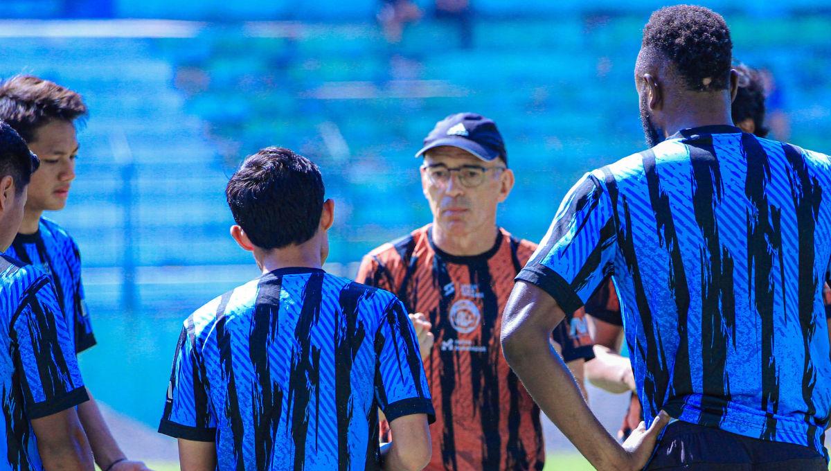 Laga uji coba antara Arema FC vs NZR Sumbersari FC di stadion Gajayana Malang, Jumat (13/10/23).