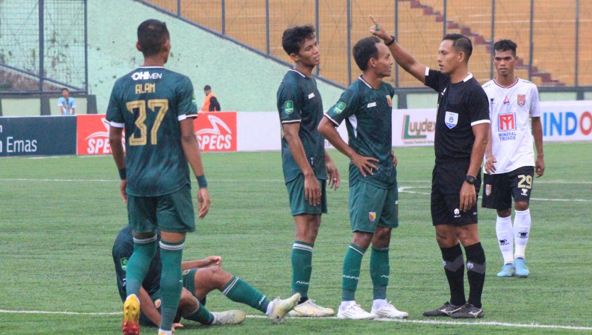 Pemain Persikab melakukan protes kepada wasit, saat laga Liga 2 2023-2024 menghadapi Malut United di Stadion Siliwangi, Kota Bandung, Jumat (13/10/23). (Arif)