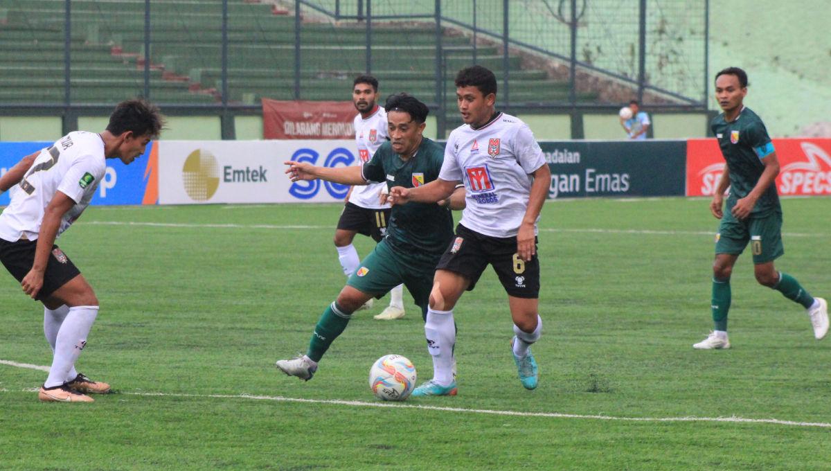 Pemain Malut United, Baasit mendapatkan pengawalan ketat dari pemain Persikab, Beny Wahyudi saat laga Liga 2 2023-2024 di Stadion Siliwangi, Kota Bandung, Jumat (13/10/23). (Arif)