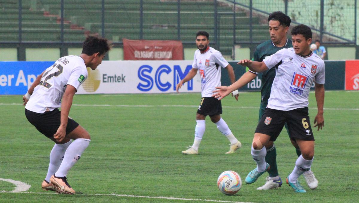 Pemain Malut United, Baasit mendapatkan pengawalan ketat dari pemain Persikab, Beny Wahyudi saat laga Liga 2 2023-2024 di Stadion Siliwangi, Kota Bandung, Jumat (13/10/23). (Arif)