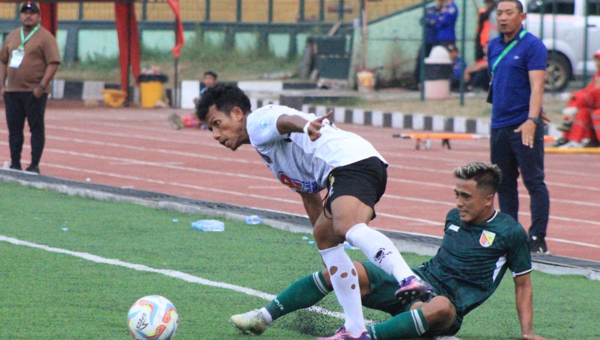 Pemain Malut United, Saddam Hi Tenang mendapatkan pengawalan ketat dari pemain Persikab, saat laga Liga 2 2023-2024 di Stadion Siliwangi, Kota Bandung, Jumat (13/10/23). (Arif)