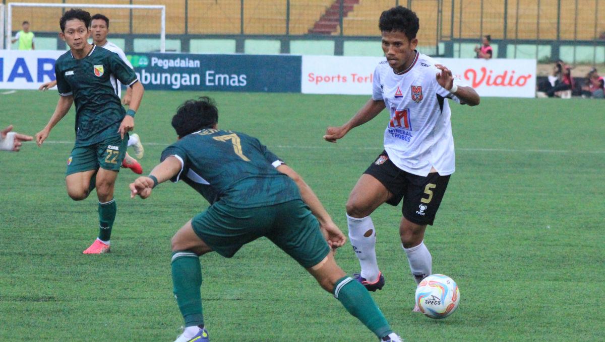 Pemain Malut United,  Saddam Hi Tenang mendapatkan pengawalan ketat dari pemain Persikab, saat laga Liga 2 2023-2024 di Stadion Siliwangi, Kota Bandung, Jumat (13/10/23). (Arif)