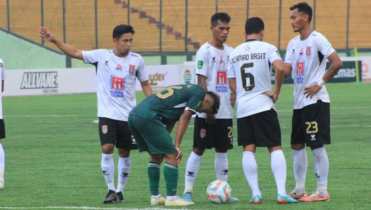 Pemain Malut United, siap-siap mengambil tendangan bebas saat menghadapi Persikab, saat laga Liga 2 2023-2024 di Stadion Siliwangi, Kota Bandung, Jumat (13/10/23). (Arif)