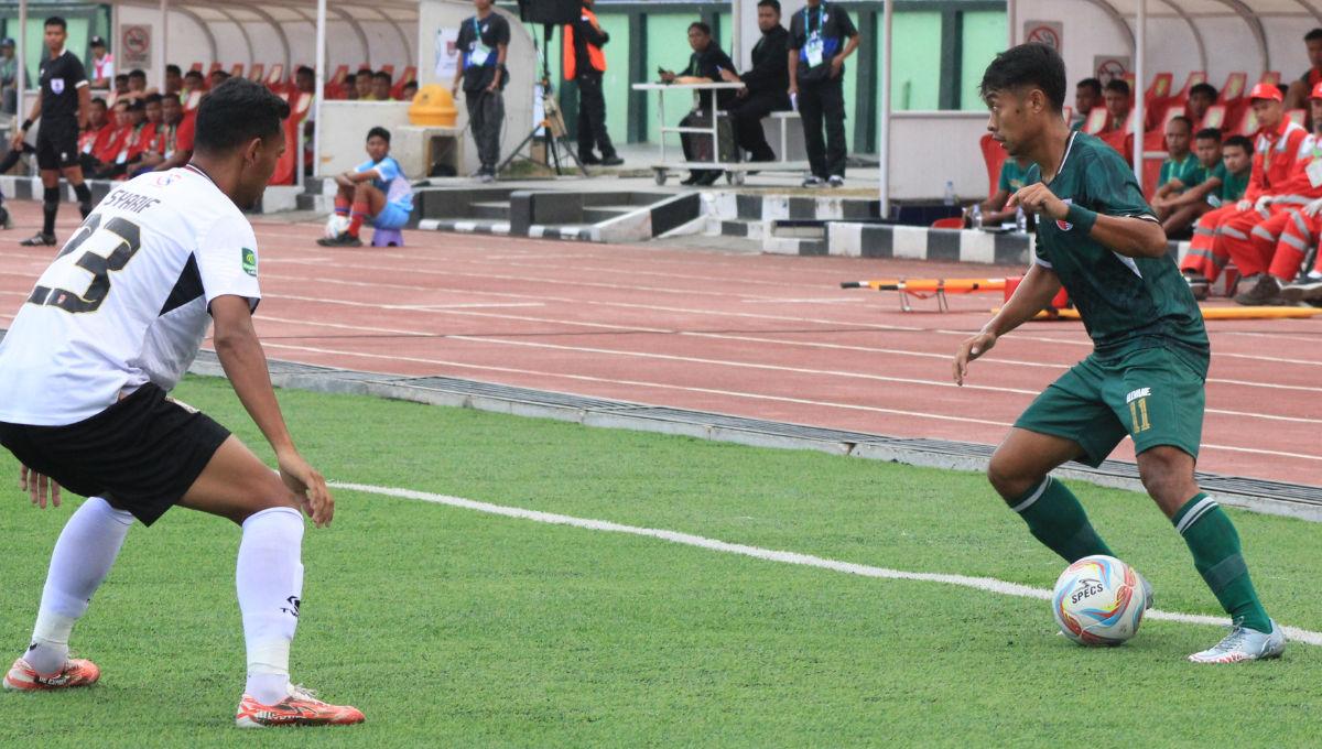 Winger Persikab, Kevy, mencoba melewati pemain Malut United saat laga Liga 2 2023-2024 di Stadion Siliwangi, Kota Bandung, Jumat (13/10/23). (Arif)