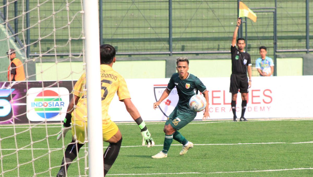 Pemain Persikab, Gufroni Al Maruf, dalam posisi offside saat menghadapi Malut United pada laga Liga 2 2023-2024 di Stadion Siliwangi, Kota Bandung, Jumat (13/10/23). (Arif)