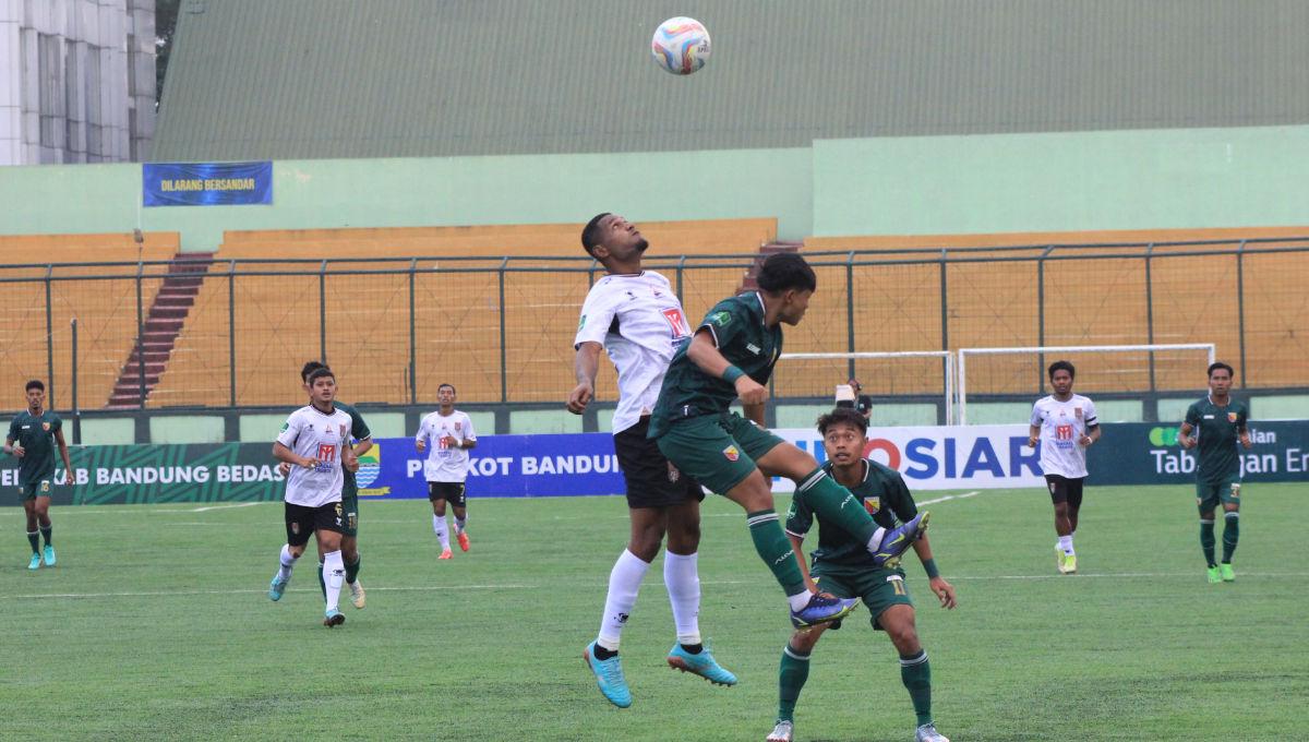 Pemain Persikab dan Malut United, berebut bola pada pertandingan Liga 2 2023-2024 di Stadion Siliwangi, Kota Bandung, Jumat (13/10/23). (Arif)