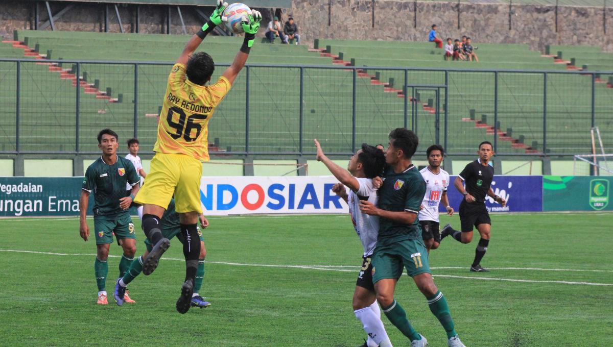 Kiper Malut United, Aldhila Ray Redondo, mengamankan bola saat menghadapi Persikab pada laga Liga 2 2023-2024 di Stadion Siliwangi, Kota Bandung, Jumat (13/10/23). (Arif)