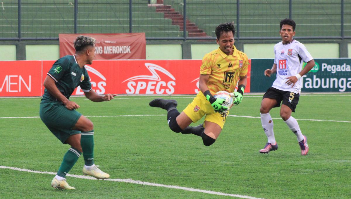 Kiper Malut United, Aldhila Ray Redondo, mengamankan bola saat menghadapi Persikab pada laga Liga 2 2023-2024 di Stadion Siliwangi, Kota Bandung, Jumat (13/10/23). (Arif)