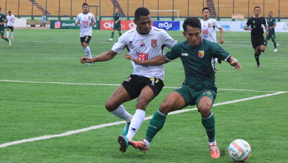 Pemain Persikab, Moniega Bagus Suwardi berebut bola dengan bek Malut United, Donni Harlod Monim, pada laga Liga 2 2023-2024 di Stadion Siliwangi, Kota Bandung, Jumat (13/10/23). (Arif)