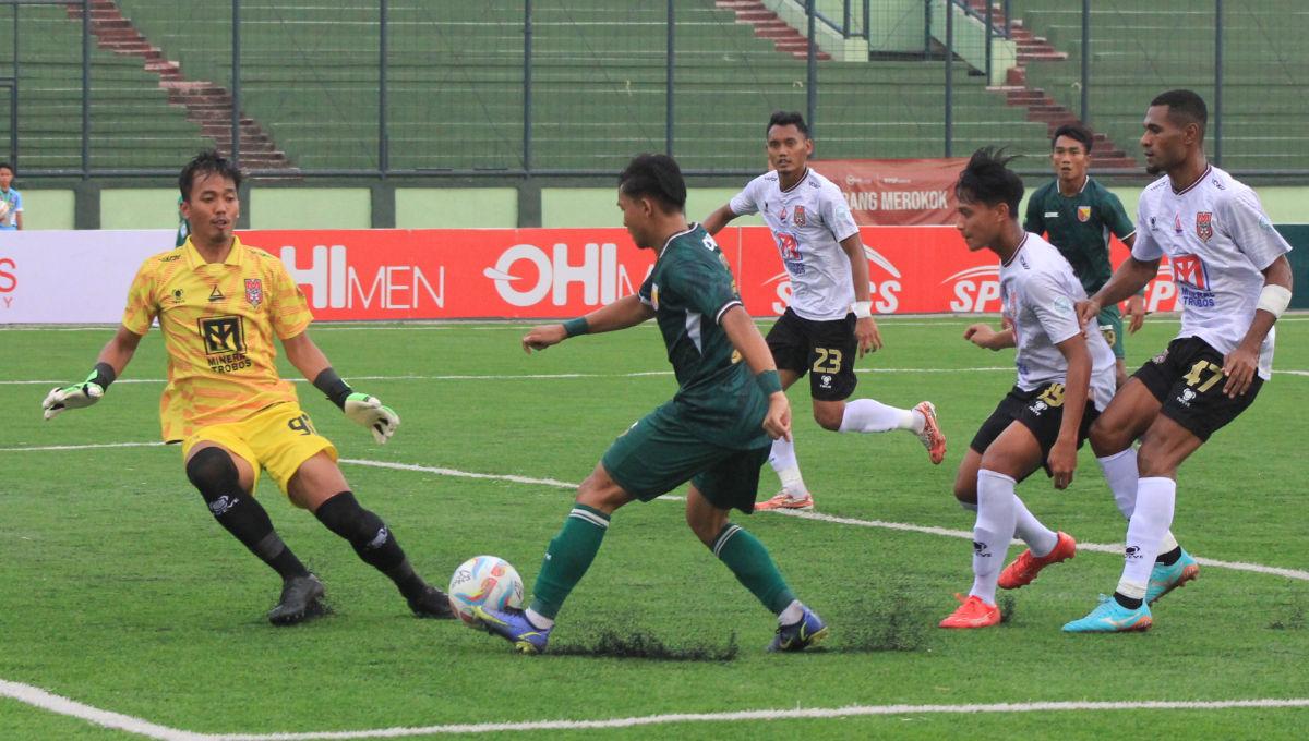 Kiper Malut United, Aldhila Ray Redondo, mengantisipasi bola saat menghadapi Persikab pada laga Liga 2 2023-2024 di Stadion Siliwangi, Kota Bandung, Jumat (13/10/23). (Arif)