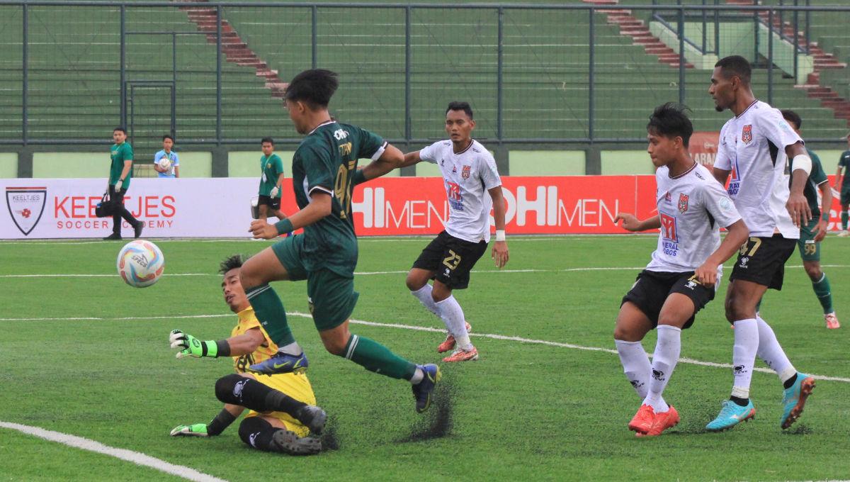 Kiper Malut United, Aldhila Ray Redondo, mengantisipasi bola saat menghadapi Persikab pada laga Liga 2 2023-2024 di Stadion Siliwangi, Kota Bandung, Jumat (13/10/23). (Arif)