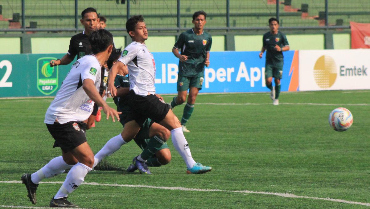 Pemain Malut United, Baasit mendapatkan pengawalan ketat dari pemain Persikab, saat laga Liga 2 2023-2024 di Stadion Siliwangi, Kota Bandung, Jumat (13/10/23). (Arif)