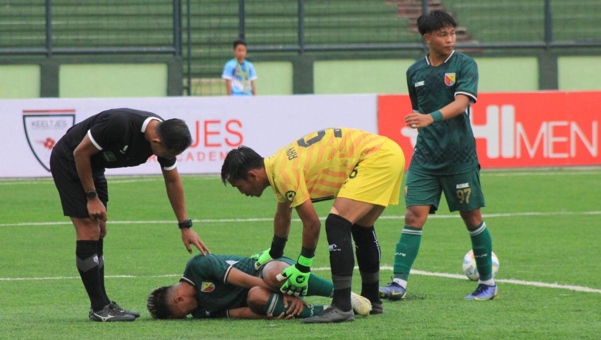 Kiper Malut United, Aldhila Ray Redondo, membantu pemain Persikab yang sedang kesakitan usai berbenturuan dengannya pada laga Liga 2 2023-2024 di Stadion Siliwangi, Kota Bandung, Jumat (13/10/23). (Arif)