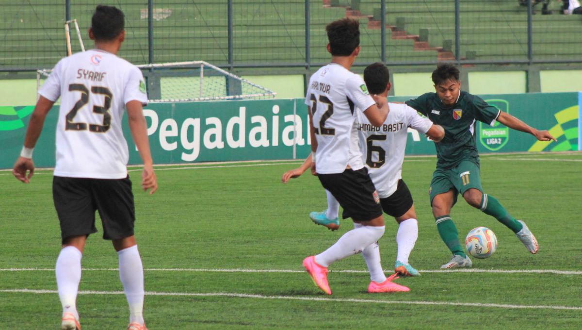 Winger Persikab, Kevy, dikawal ketat pemain Malut United saat laga Liga 2 2023-2024 di Stadion Siliwangi, Kota Bandung, Jumat (13/10/23). (Arif)