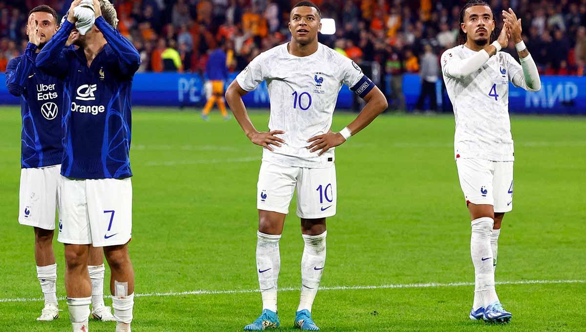 Pemain timnas Prancis, Kylian Mbappe, saat memandang penonton di stadion usai melawan Belanda di Kualifikasi Euro 2024.