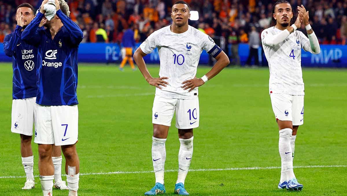 Pemain timnas Prancis, Kylian Mbappe, saat memandang penonton di stadion usai melawan Belanda di Kualifikasi Euro 2024. - INDOSPORT