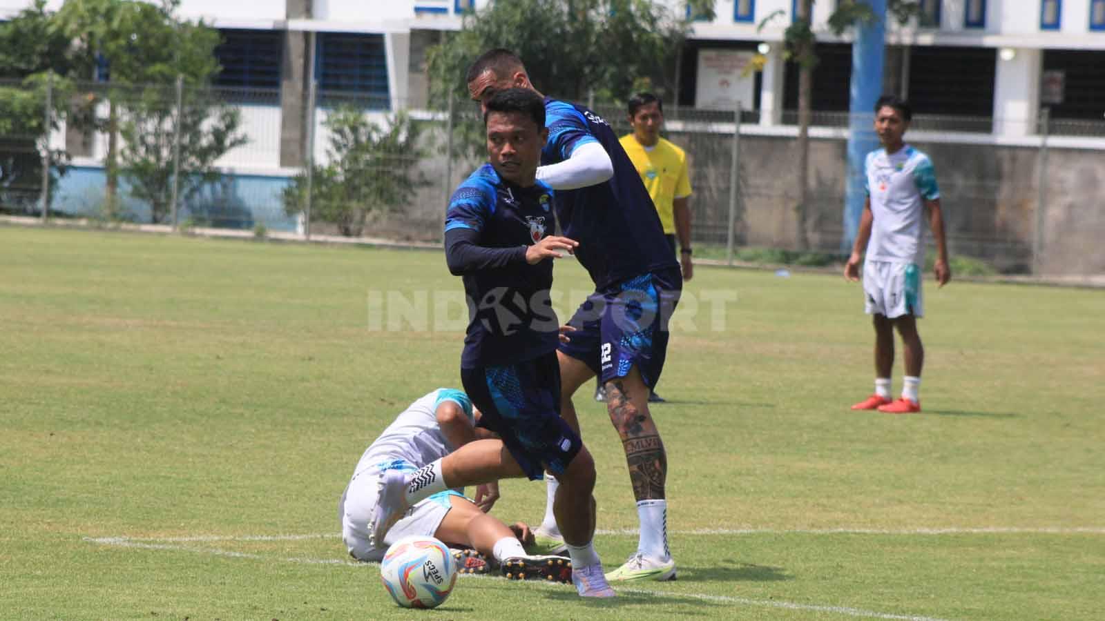 Gelandang Persib, Dedi Kusnandar berusaha mengamankan bola saat game internal di Stadion Persib, Jalan Ahmad Yani, Kota Bandung, Sabtu (14/10/23).