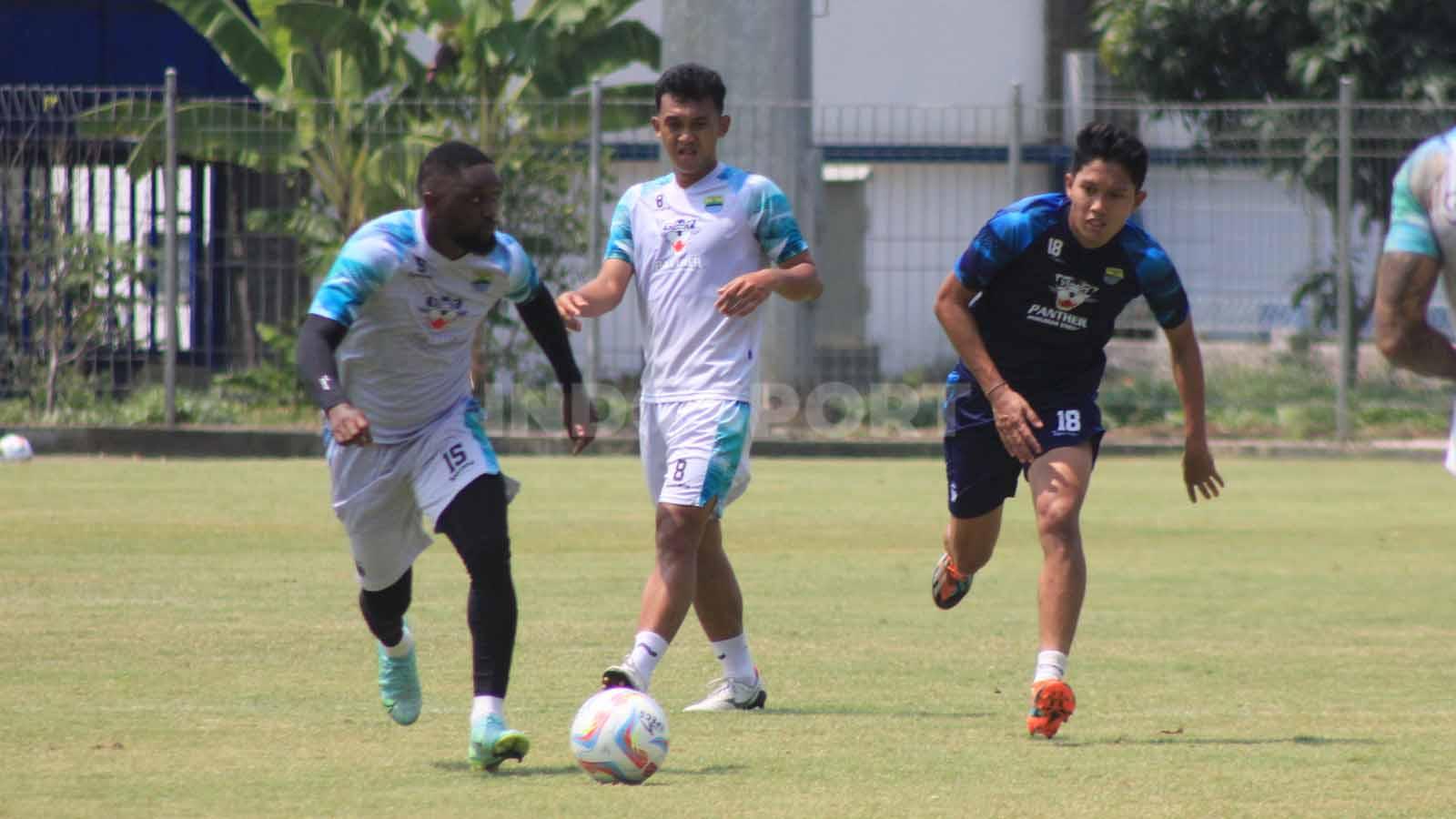 Gelandang Persib, Levy Madinda dibayang-bayangi Febriansyah saat game internal di Stadion Persib, Jalan Ahmad Yani, Kota Bandung, Sabtu (14/10/23).