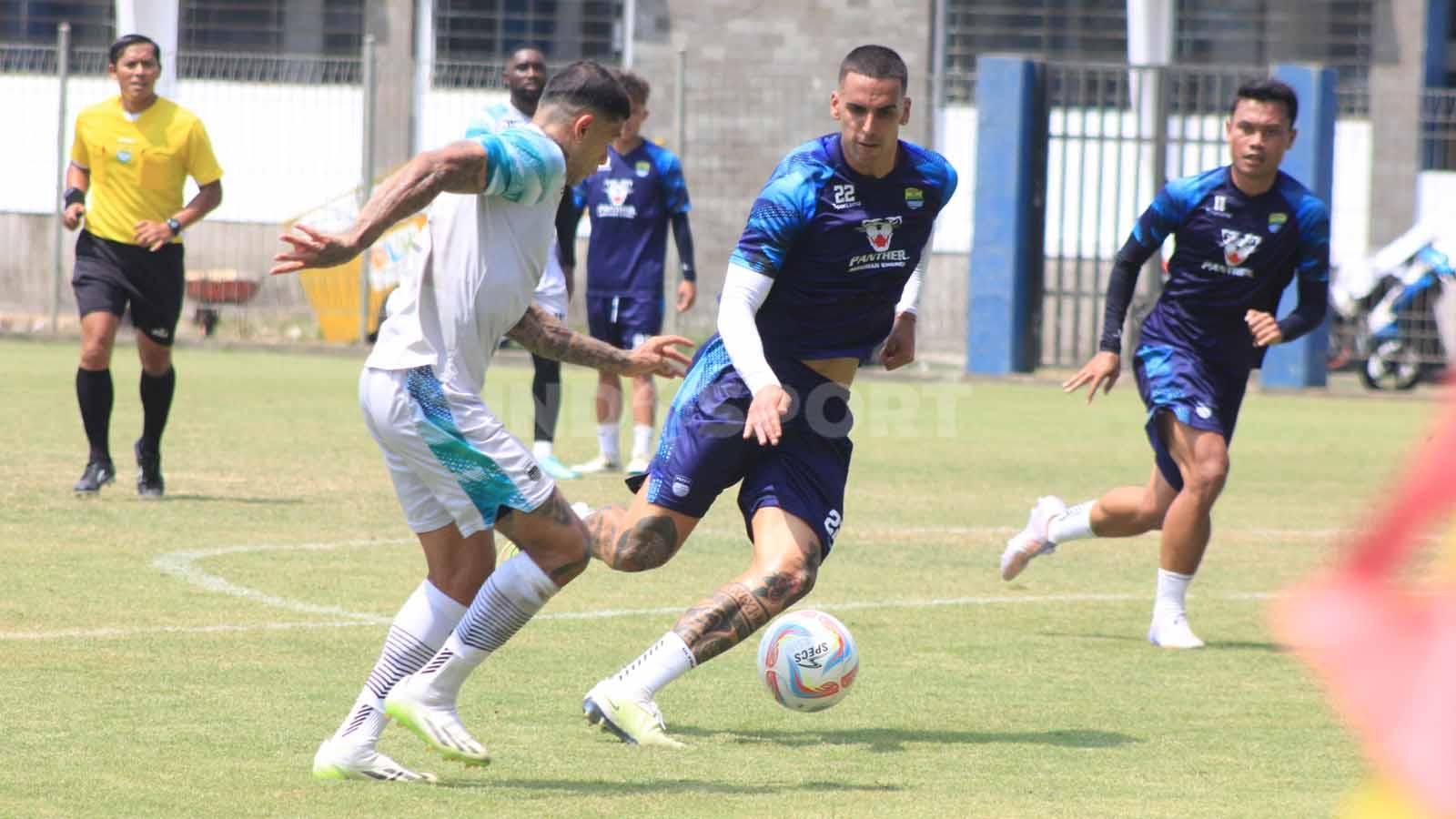 Ciro Alves dibayang-bayangi Alberto Rodriguez Martin saat game internal Persib di Stadion Persib, Jalan Ahmad Yani, Kota Bandung, Sabtu (14/10/23).