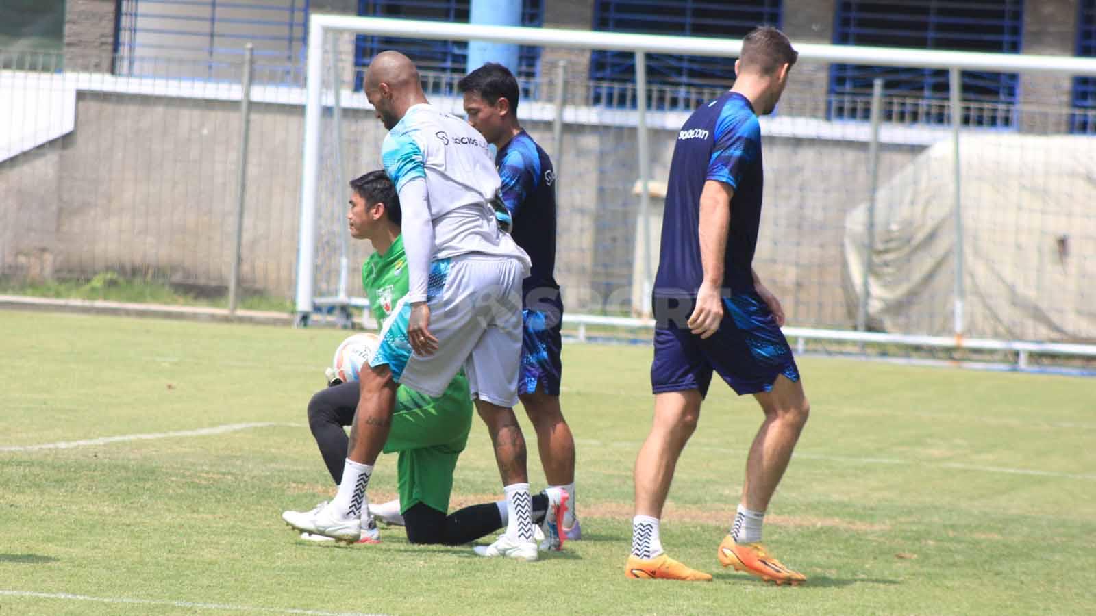 Kiper Persib, Fitrul Dwi Rustapa, mengamankan bola saat game internal di Stadion Persib, Jalan Ahmad Yani, Kota Bandung, Sabtu (14/10/23).