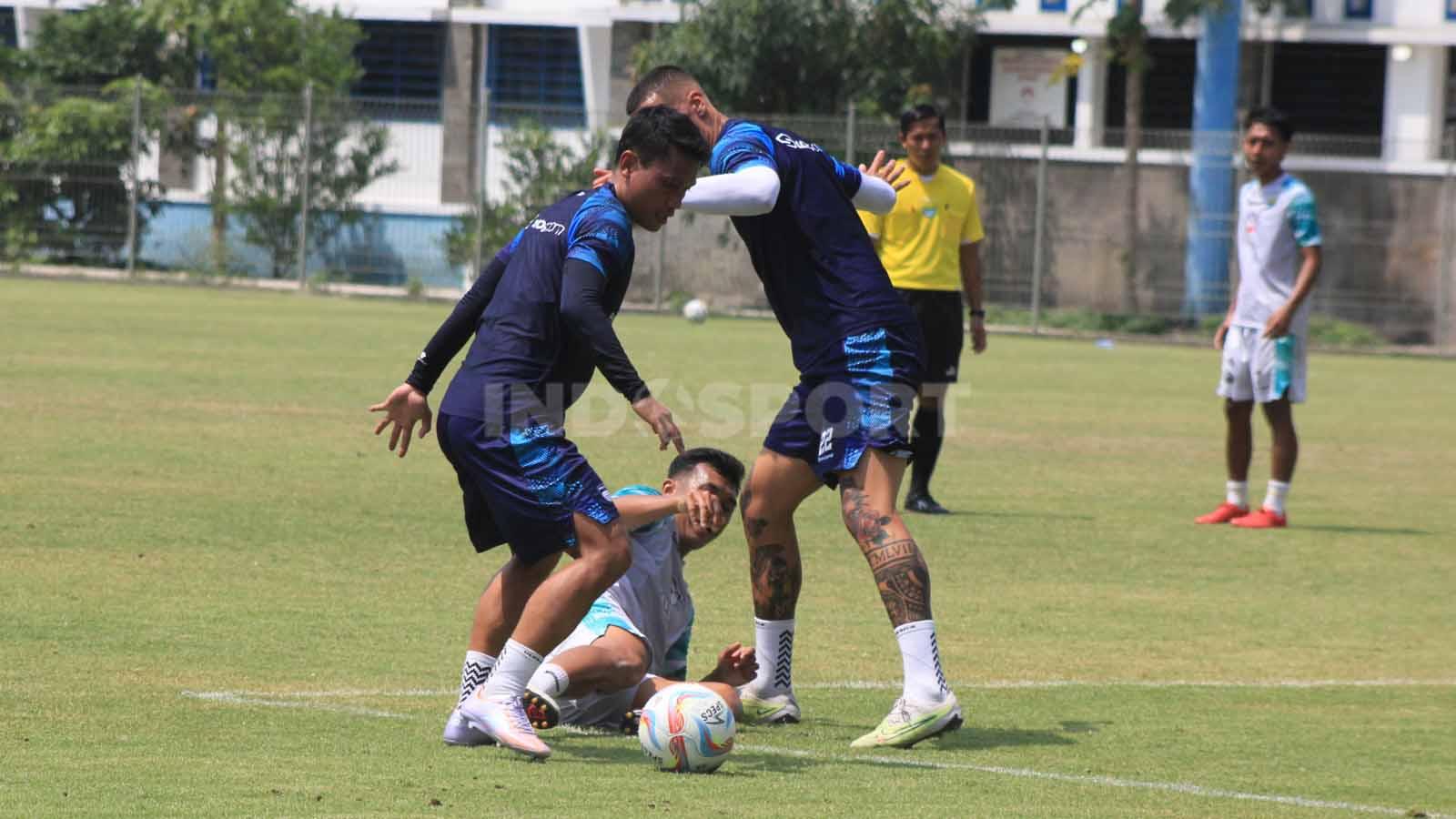 Dedi Kusnandar, Alberto Rodriguez Martin dan Abdul Aziz berebut bola saat game internal di Stadion Persib, Jalan Ahmad Yani, Kota Bandung, Sabtu (14/10/23).