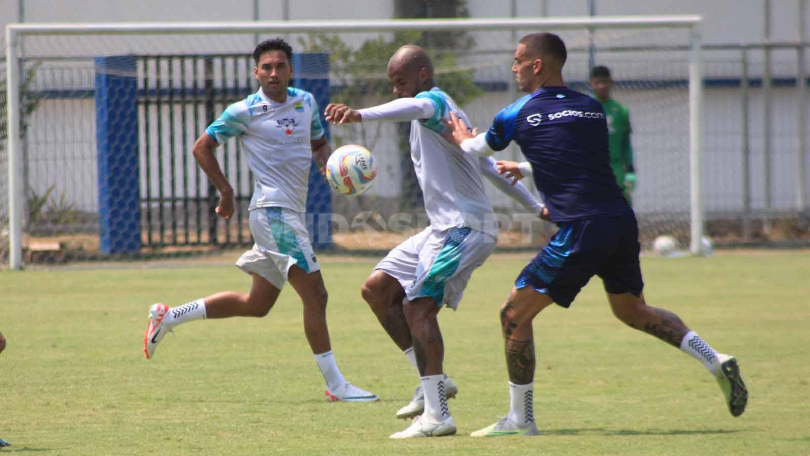 David da Silva dikawal ketat Alberto Rodriguez Martin, saat game internal di Stadion Persib, Jalan Ahmad Yani, Kota Bandung, Sabtu (14/10/23).