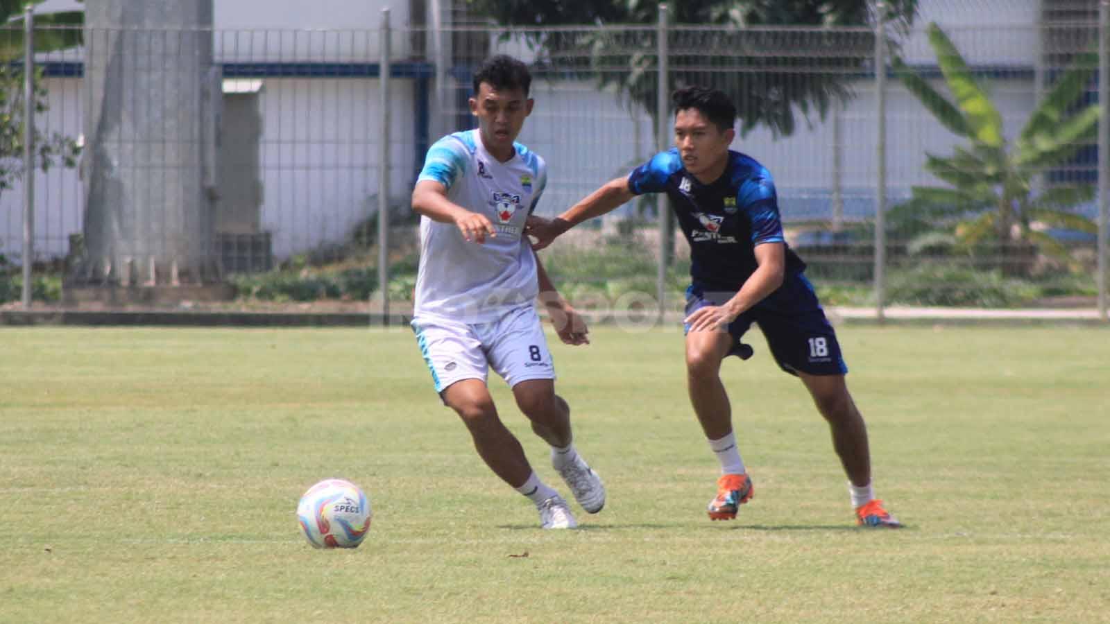 Abdul Aziz dan Ferdiansyah berebut bola saat game internal di Stadion Persib, Jalan Ahmad Yani, Kota Bandung, Sabtu (14/10/23).