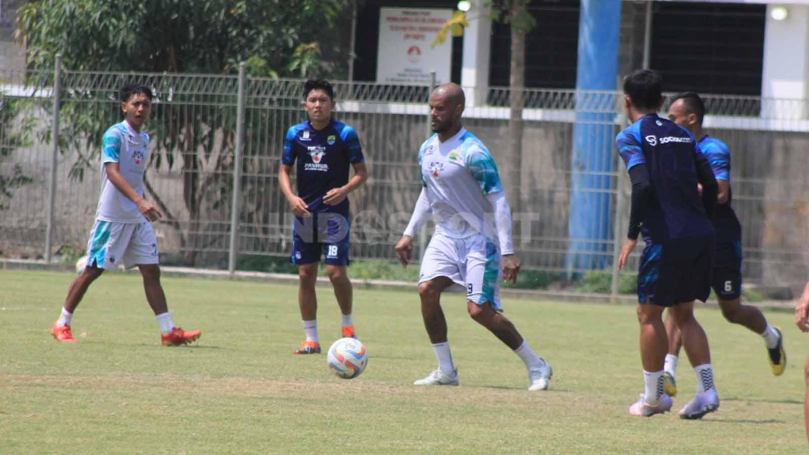 David da Silva menguasai bola saat game internal di Stadion Persib, Jalan Ahmad Yani, Kota Bandung, Sabtu (14/10/23).