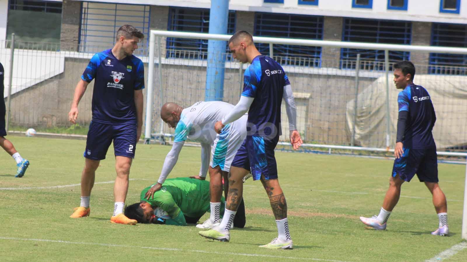 David da Silva melihat kondisi Fitrul Dwi Rustapa saat game internal di Stadion Persib, Jalan Ahmad Yani, Kota Bandung, Sabtu (14/10/23).