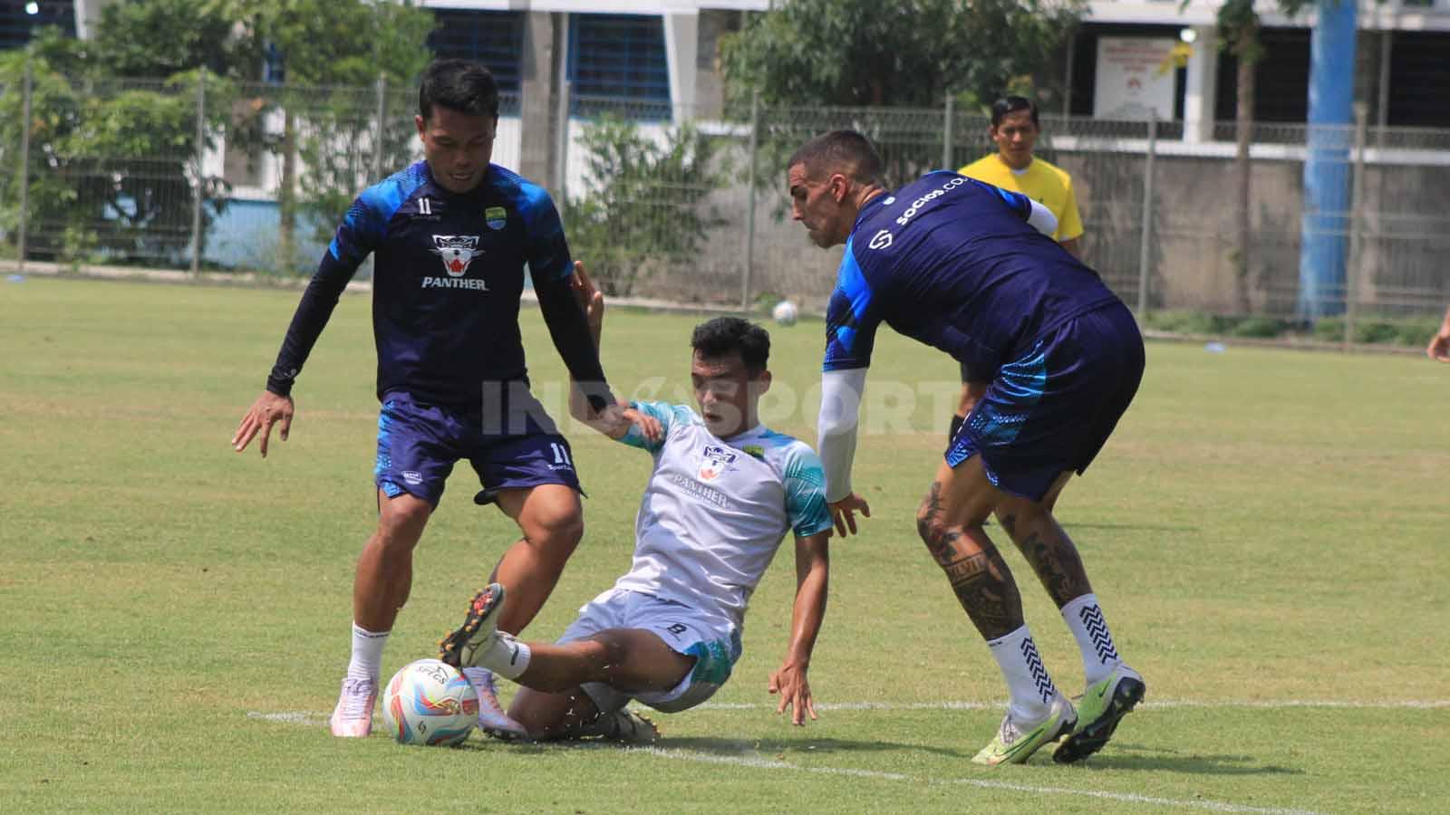 Dedi Kusnandar, Alberto Rodriguez Martin dan Abdul Aziz berebut bola saat game internal di Stadion Persib, Jalan Ahmad Yani, Kota Bandung, Sabtu (14/10/23).