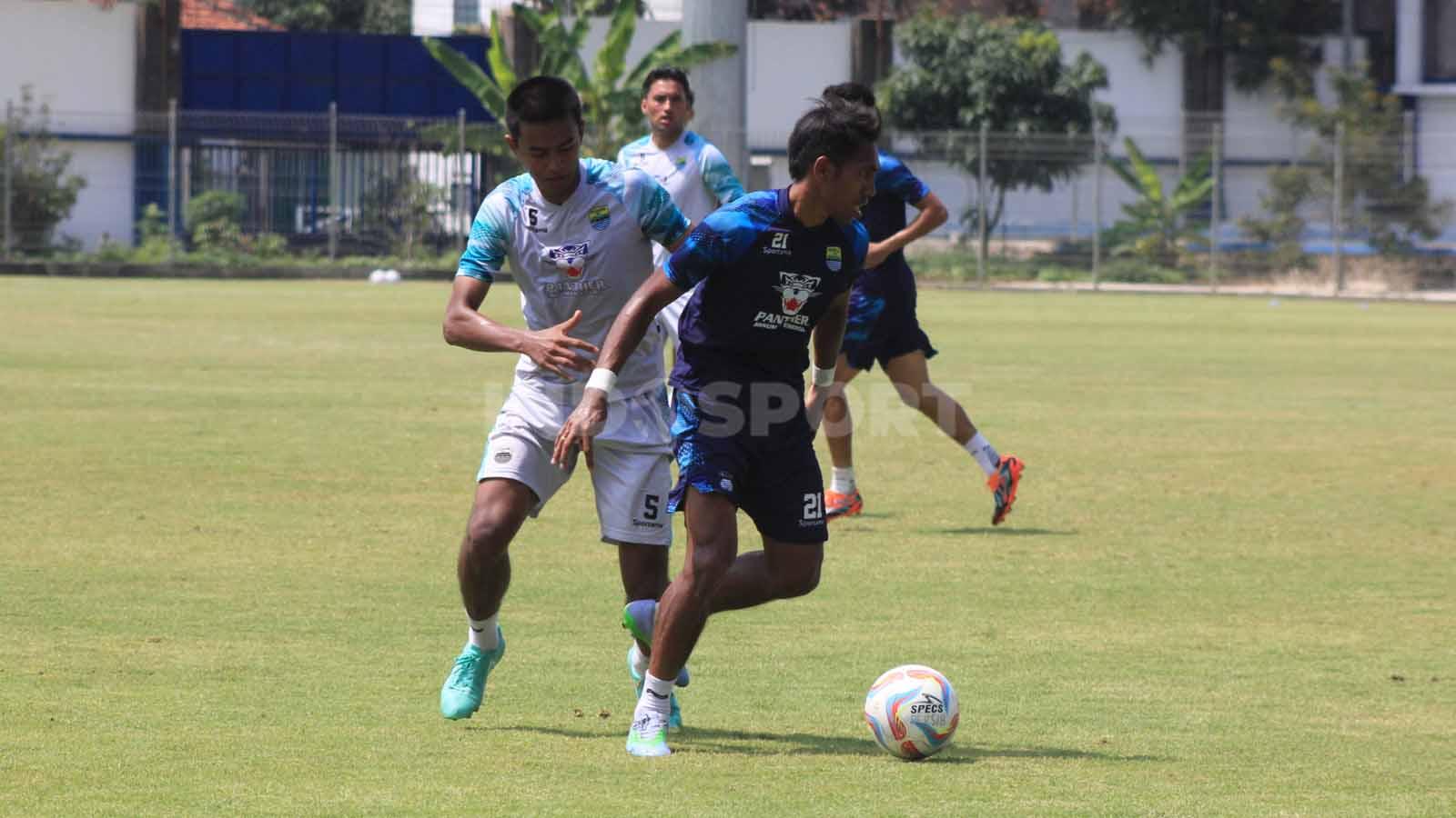Kakang Rudianto berusaha mengejar Frets Butuan saat game internal di Stadion Persib, Jalan Ahmad Yani, Kota Bandung, Sabtu (14/10/23).
