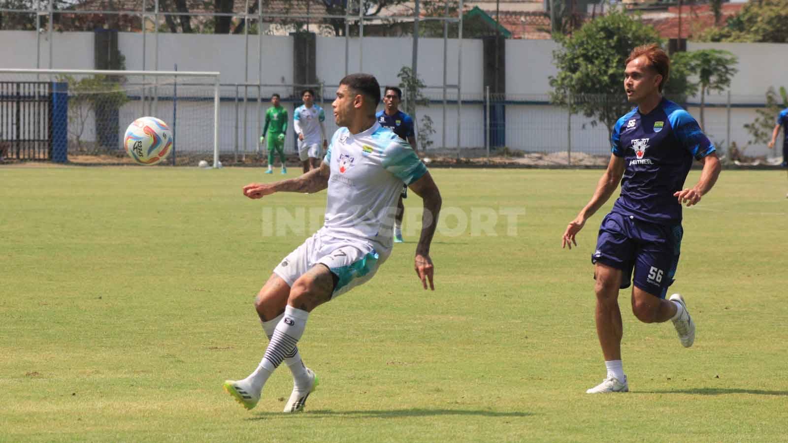 Ciro Alves dikawal ketat Rezaldi Hehanusa saat game internal di Stadion Persib, Jalan Ahmad Yani, Kota Bandung, Sabtu (14/10/23).