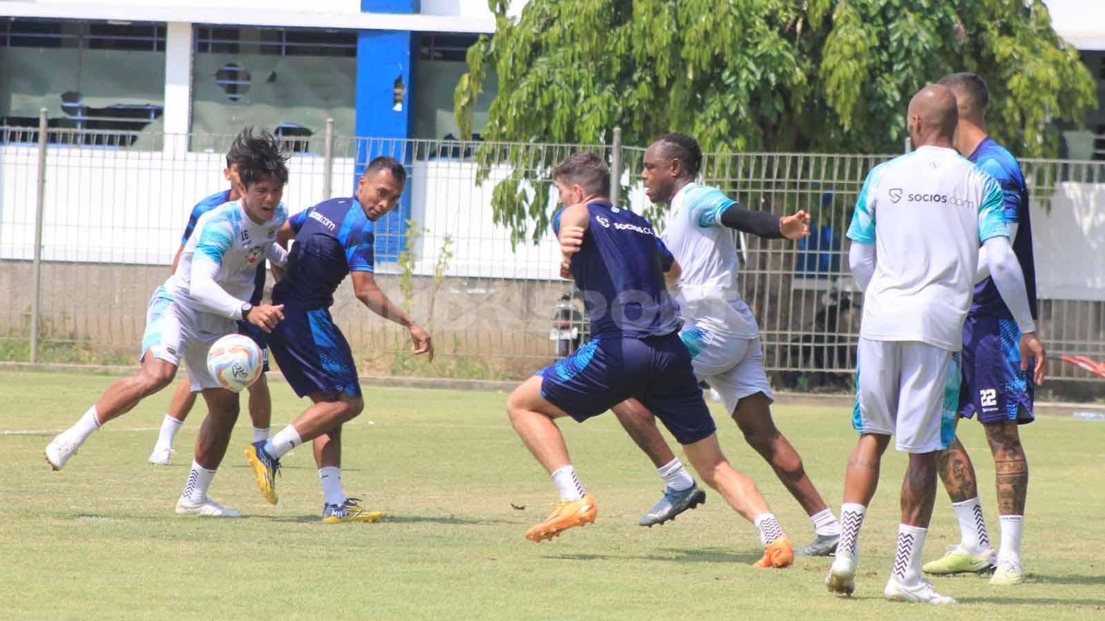 Pemain Persib berebut bola saat game internal di Stadion Persib, Jalan Ahmad Yani, Kota Bandung, Sabtu (14/10/23).