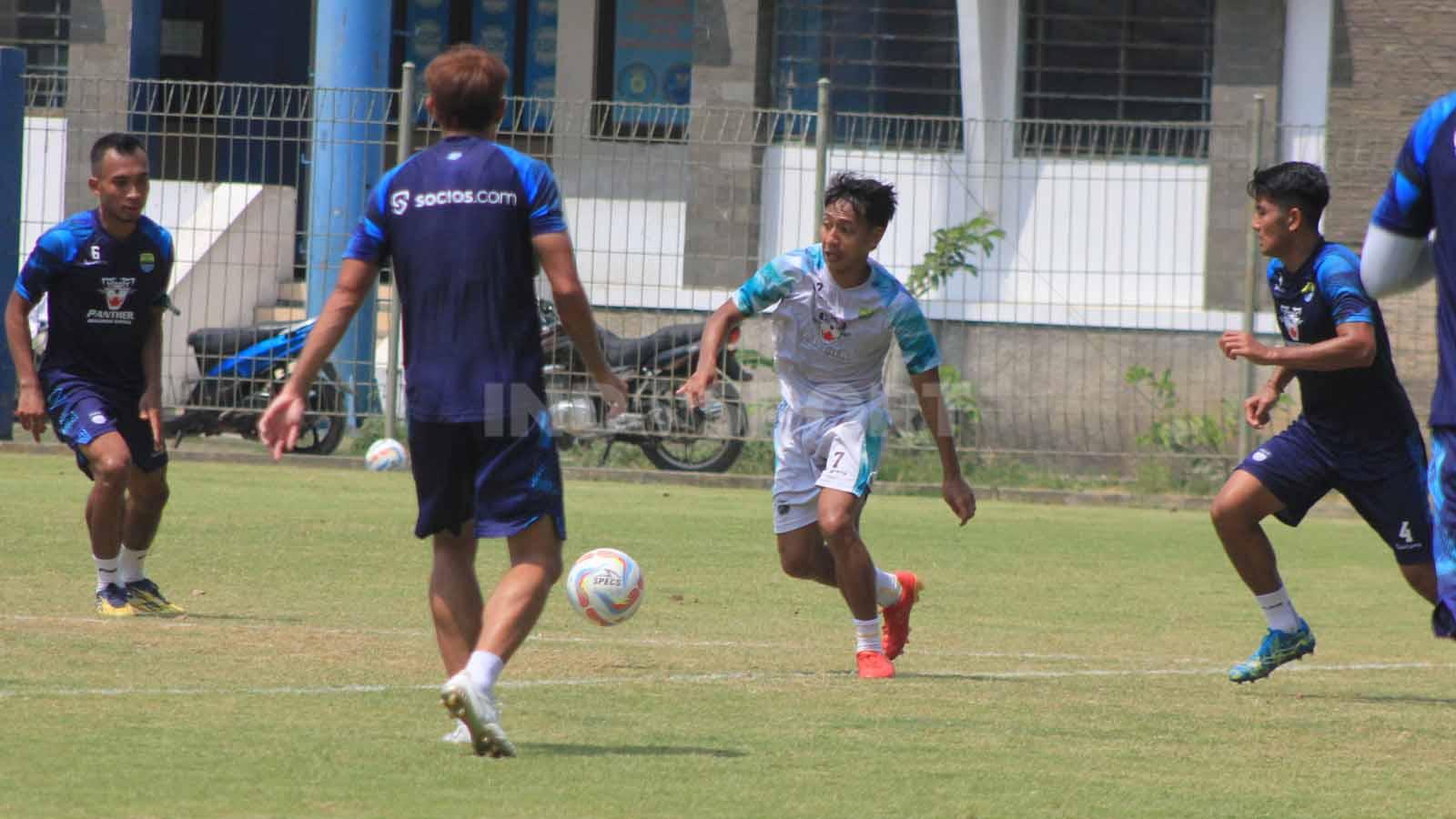 Gelandang Persib, Beckham Putra Nugraha mendapat kawalan saat game internal di Stadion Persib, Jalan Ahmad Yani, Kota Bandung, Sabtu (14/10/23).