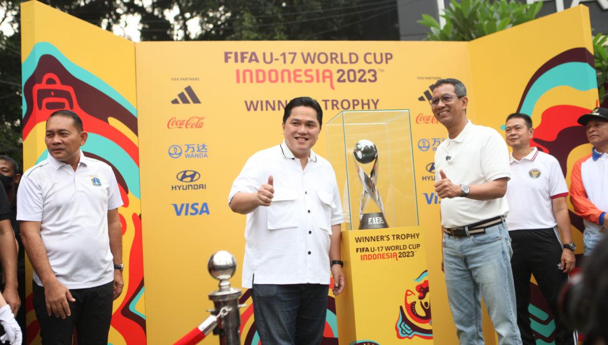 Ketum PSSI, Erick Thohir bersama PJ Gubernur DKI Jakarta, Heru Budi Hartono memperkenalkan Trophy World Cup U-17 kepada publik di Bunderan HI, Minggu (15/10/23).⁩