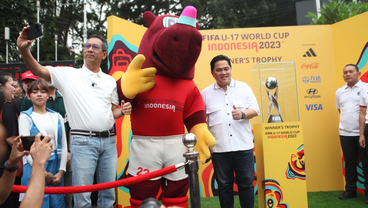 Ketum PSSI, Erick Thohir bersama PJ Gubernur DKI Jakarta, Heru Budi Hartono memperkenalkan Trophy World Cup U-17 kepada publik di Bunderan HI, Minggu (15/10/23).⁩