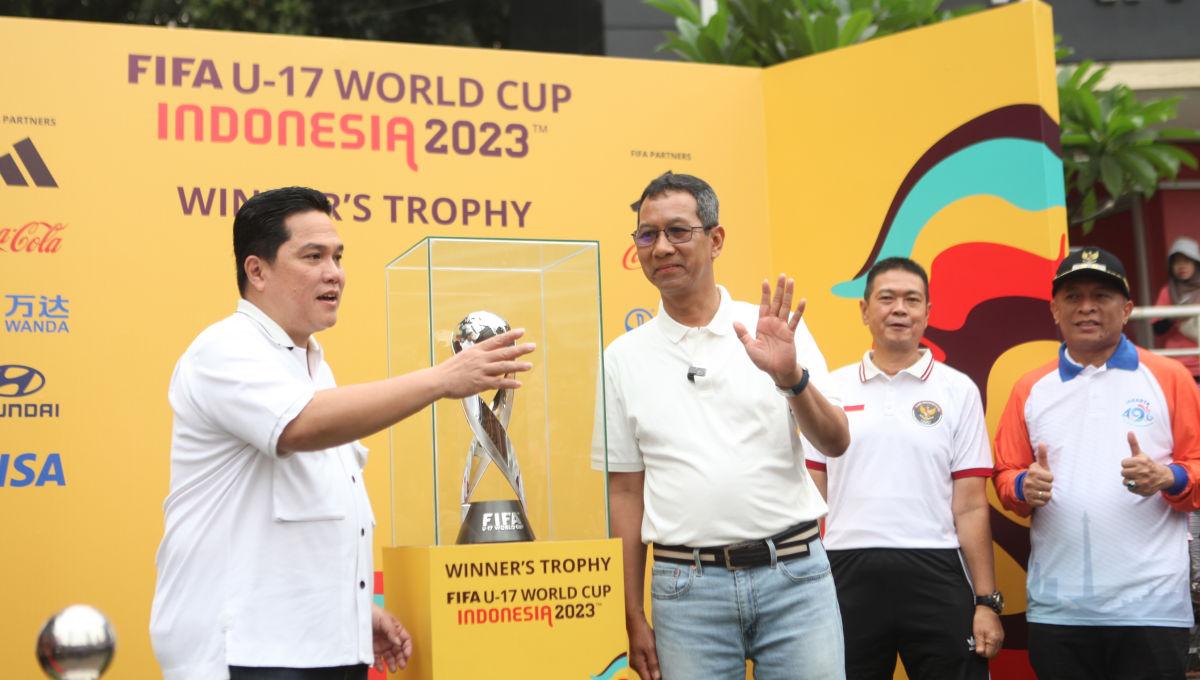 Ketum PSSI, Erick Thohir bersama PJ Gubernur DKI Jakarta, Heru Budi Hartono memperkenalkan Trophy World Cup U-17 kepada publik di Bunderan HI, Minggu (15/10/23).⁩