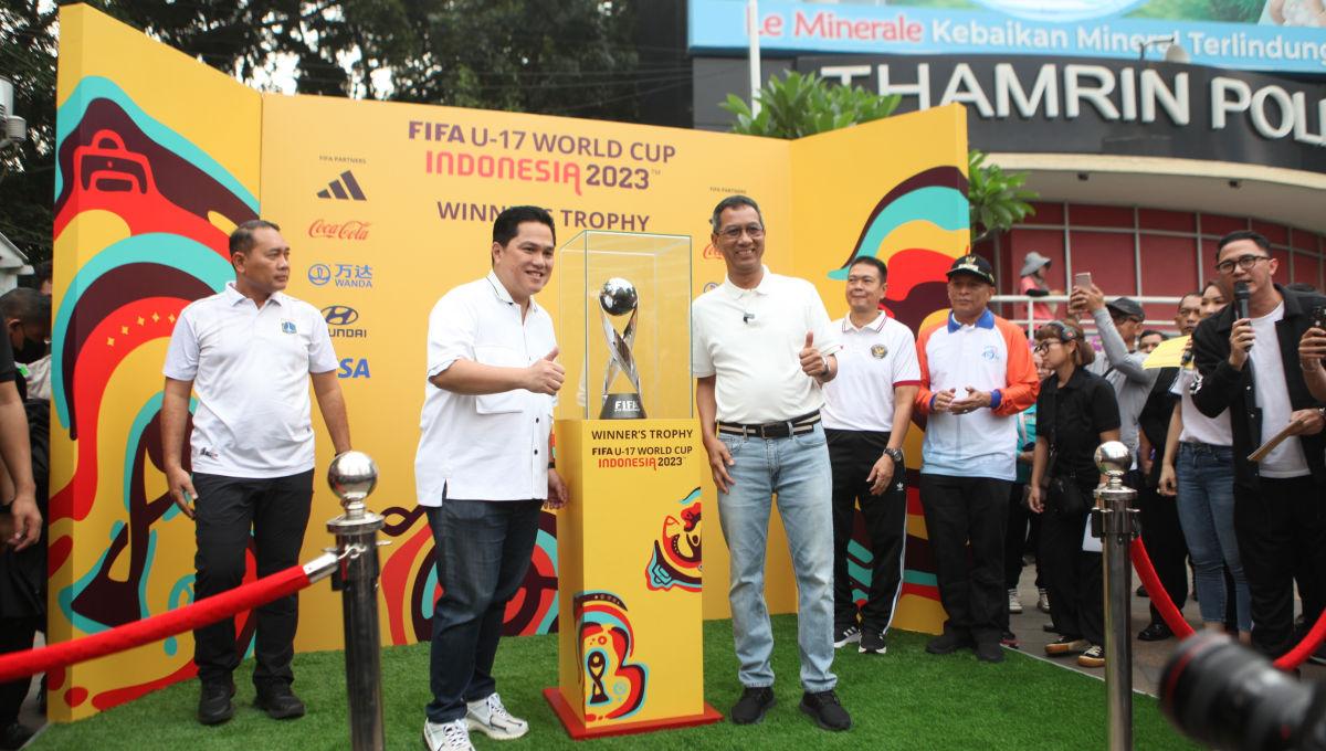 Ketum PSSI, Erick Thohir bersama PJ Gubernur DKI Jakarta, Heru Budi Hartono memperkenalkan Trophy World Cup U-17 kepada publik di Bunderan HI, Minggu (15/10/23).⁩