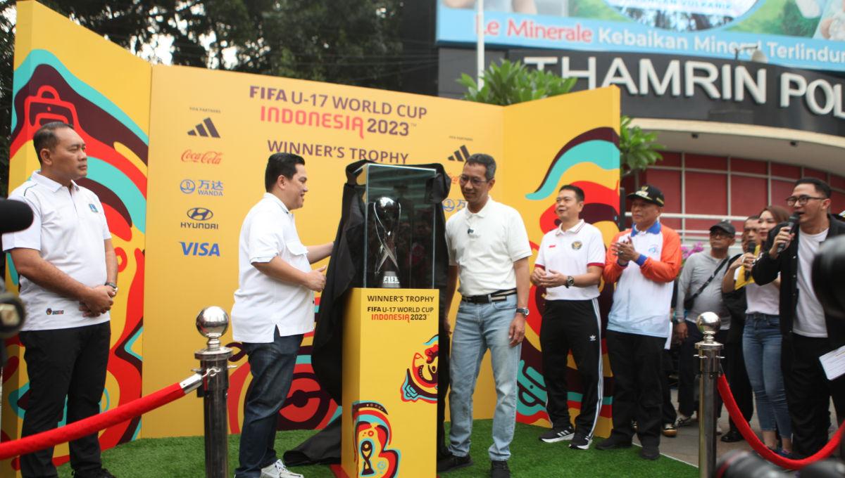 Ketum PSSI, Erick Thohir bersama PJ Gubernur DKI Jakarta, Heru Budi Hartono memperkenalkan Trophy World Cup U-17 kepada publik di Bunderan HI, Minggu (15/10/23).⁩