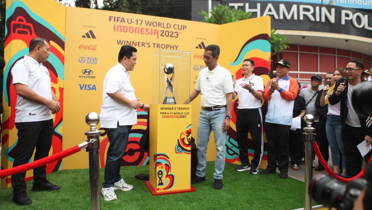 Ketum PSSI, Erick Thohir bersama PJ Gubernur DKI Jakarta, Heru Budi Hartono memperkenalkan Trophy World Cup U-17 kepada publik di Bunderan HI, Minggu (15/10/23).⁩